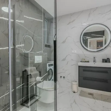 아파트 Larka Luxury Malinska, With Private Pool, 150 M From The Sea