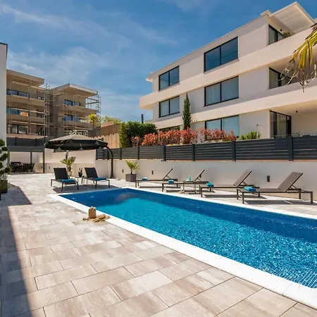Larka Luxury Malinska, With Private Pool, 150 M From The Sea 아파트