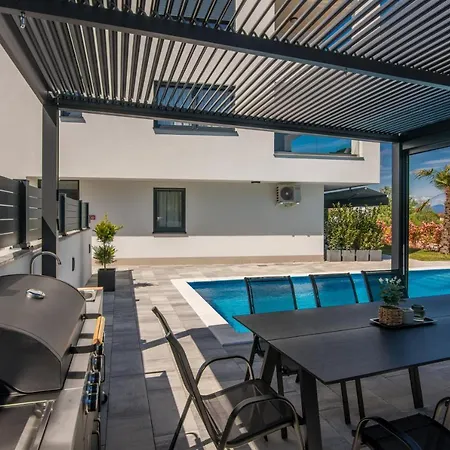 아파트 Larka Luxury Malinska, With Private Pool, 150 M From The Sea