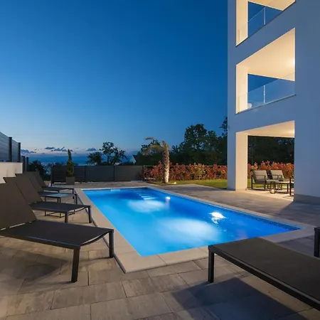 아파트 Larka Luxury Malinska, With Private Pool, 150 M From The Sea