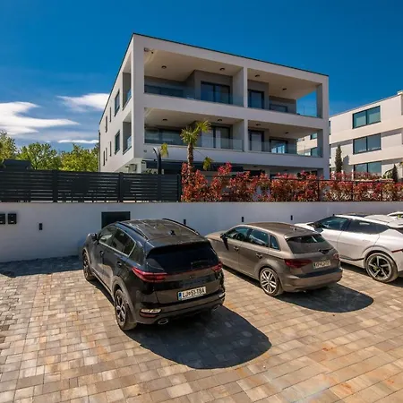 아파트 Larka Luxury Malinska, With Private Pool, 150 M From The Sea *