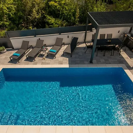 아파트 Larka Luxury Malinska, With Private Pool, 150 M From The Sea *