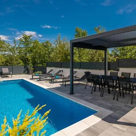 아파트 Larka Luxury Malinska, With Private Pool, 150 M From The Sea *