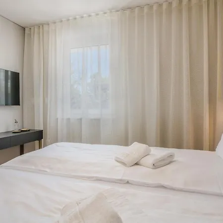 아파트 Larka Luxury Malinska, With Private Pool, 150 M From The Sea *