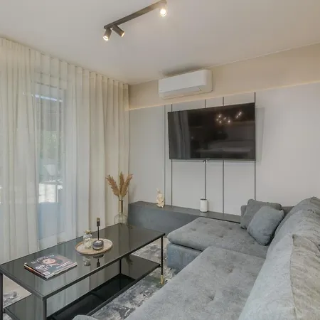 Larka Luxury Malinska, With Private Pool, 150 M From The Sea 아파트