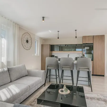 아파트 Larka Luxury Malinska, With Private Pool, 150 M From The Sea