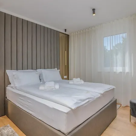 Larka Luxury Malinska, With Private Pool, 150 M From The Sea 아파트