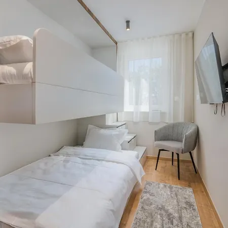 아파트 Larka Luxury Malinska, With Private Pool, 150 M From The Sea *
