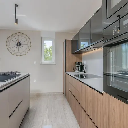 아파트 Larka Luxury Malinska, With Private Pool, 150 M From The Sea *