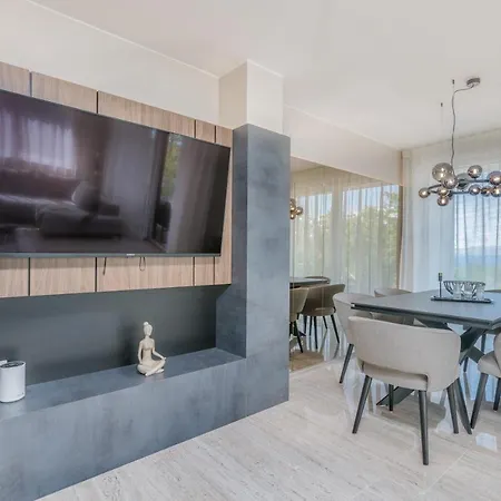 아파트 Larka Luxury Malinska, With Private Pool, 150 M From The Sea 말린스카