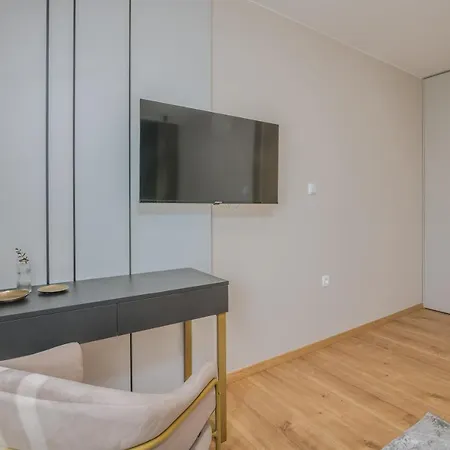 Larka Luxury Malinska, With Private Pool, 150 M From The Sea 아파트