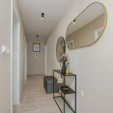아파트 Larka Luxury Malinska, With Private Pool, 150 M From The Sea