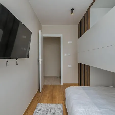 Larka Luxury Malinska, With Private Pool, 150 M From The Sea 아파트
