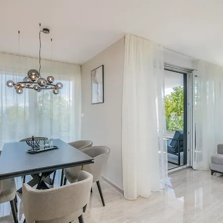아파트 Larka Luxury Malinska, With Private Pool, 150 M From The Sea 말린스카