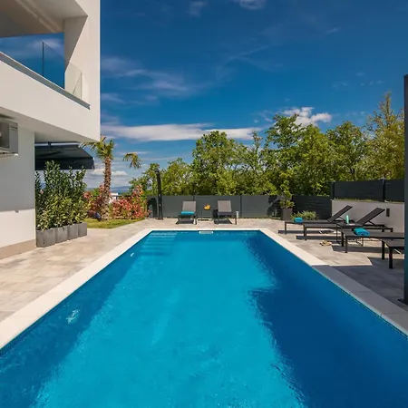 아파트 Larka Luxury Malinska, With Private Pool, 150 M From The Sea