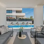 Larka Luxury Malinska, With Private Pool, 150 M From The Sea アパート *
