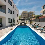 Larka Luxury Malinska, With Private Pool, 150 M From The Sea マリンスカ