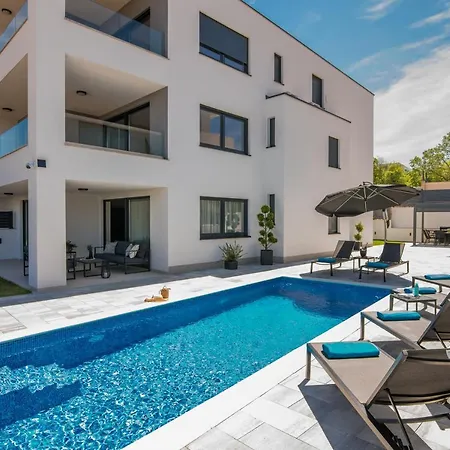 Appartamento Larka Luxury Malinska, With Private Pool, 150 M From The Sea