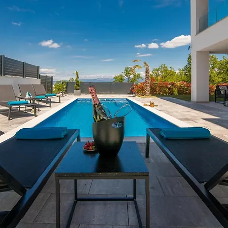 Larka Luxury Malinska, With Private Pool, 150 M From The Sea Appartamento *