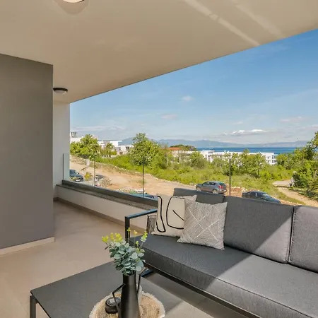 Larka Luxury Malinska, With Private Pool, 150 M From The Sea Malinska
