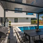 Διαμέρισμα Larka Luxury Malinska, With Private Pool, 150 M From The Sea