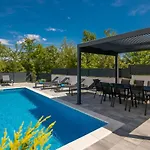 Διαμέρισμα Larka Luxury Malinska, With Private Pool, 150 M From The Sea *