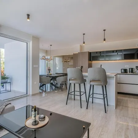 Διαμέρισμα Larka Luxury Malinska, With Private Pool, 150 M From The Sea
